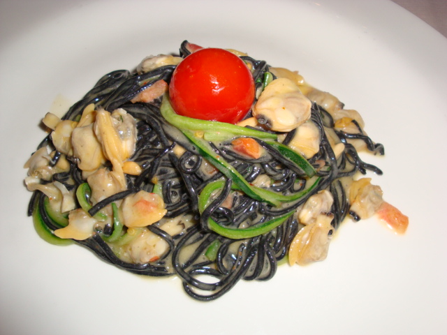 tagliolini impastati al nero di seppia con zucchine e vongole tagliolini impastati al nero di seppia con zucchine e vongole
