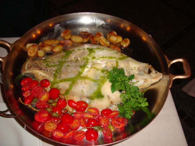 rombo con patate, olive, pomodorini e cappero rombo con patate, olive, pomodorini e cappero
