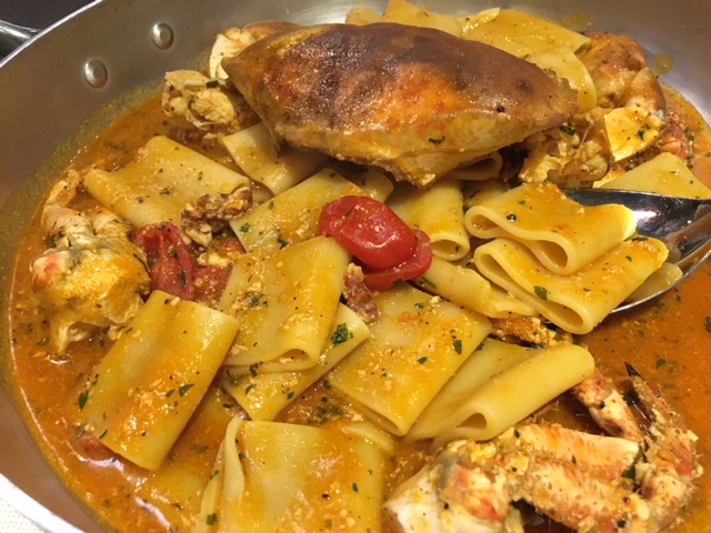 padellata di paccheri e granchio del Blu Blu Blu