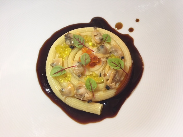 1.30, maccherone lungo con carpaccio di gamberi, uova di salmone, vongole, cozze e zuppetta di frutti di mare
