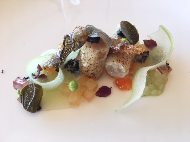 Tartare di lavarello bruciata, pesca bianca al Pernod con cetrioli e tapioca