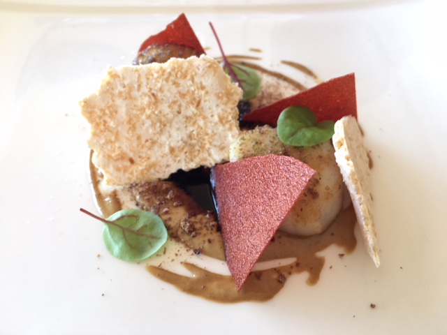 Capasanta con liquirizia e carbone di cipolla rossa, meringa salata al cocco e chips di rapa rossa