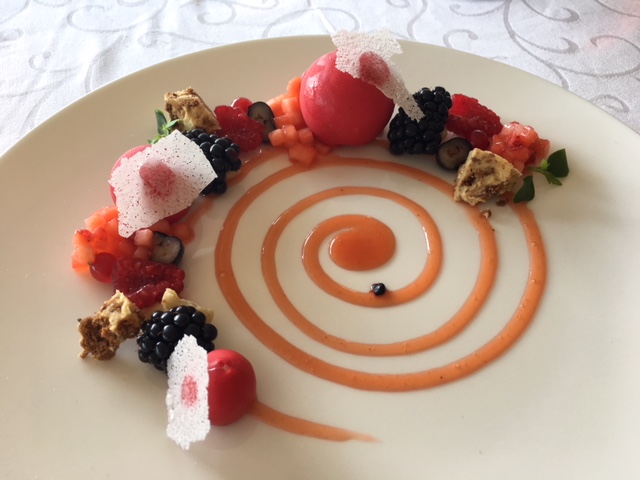 sfera allo yogurt con ganache di cioccolato bianco e tè verde e tartare di frutti rossi allo yuzu