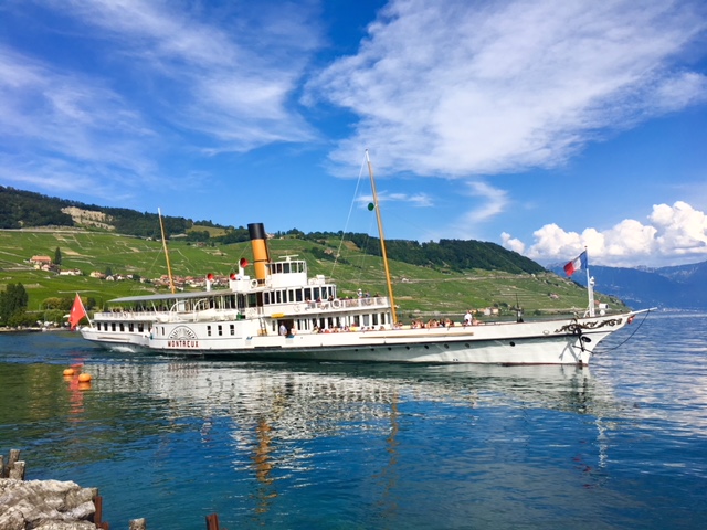il battello Belle-Epoque Montreux e sullo sfondo i vigneti di Lavaux