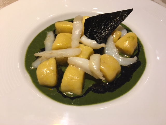 "Tracce d'Inchiostro": gnocchi di polenta su una base di erbette, petali di seppia e salsa al nero