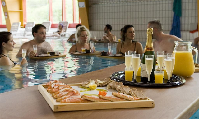 prima colazione con champagne - photo credit @leukerbad-therme.ch