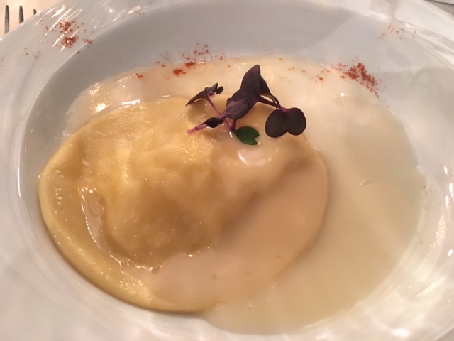 raviolo di riso e brodo ristretto alla milanese