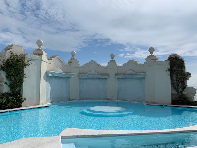 la piscina sul rooftop