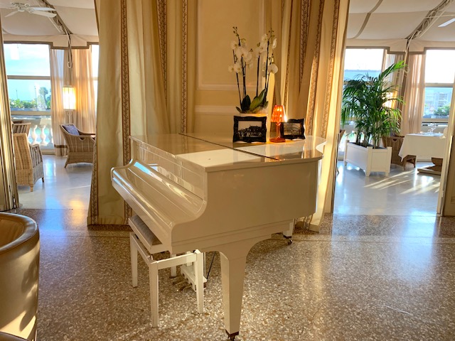 angolo musica in una delle sale del bar