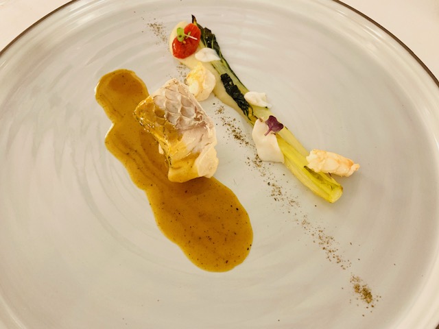 dentice con salsa al curry, finocchi e pac-choi