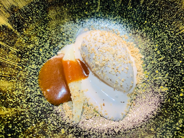 asparago bianco, caramello salato, gelato alla banana e fava tonka - Photo Credits @isabellaradaelli