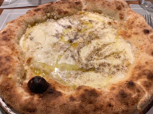pizza Cacio e Pepe-Photo Credits @isabellaradaelli