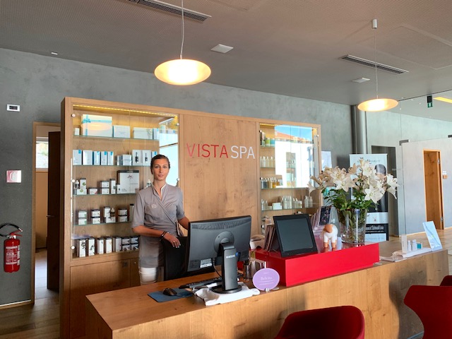 reception della VistaSpa con la Spa Manager Stefanie-photo credits @isabellaradaelli