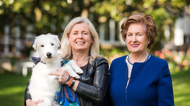 Sissi Amort con la mamma e il cane Parson Russels.photro credits @parkhotelmignon