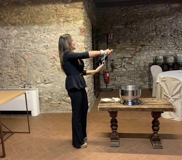 Francesca Negri e il sabrage-photo credits @isabellaradaelli