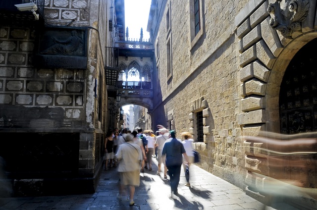 Barcelona.-Barrio-Gótico-Carrer-del-Bisbe-©Ente-Spagnolo-del-Turismo-