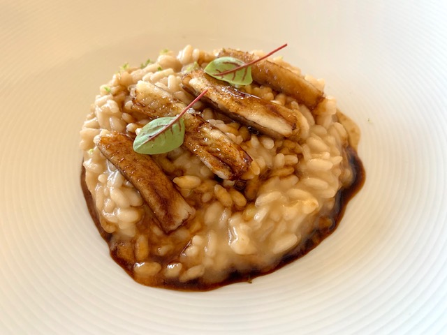 Risotto Carnaroli con lime e rosmarino, anguilla laccata al Teriyaki e succo di crostacei
