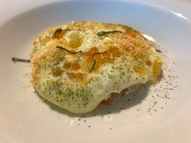 Spuma soffice di patate all'olio del Garda DOP, pesci di lago affumicati, uova di pesci di lago e kaffir lime