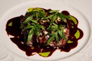 Entraña, riduzione di frijoles, papa criolla e aji di guatila e huacatay