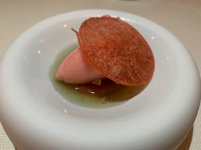 sorbetto al rabarbaro, zuppetta di asperula, crumble di farro