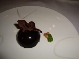 cupola di cioccolato Manjari con il croccante al latte e morbido di biscotto