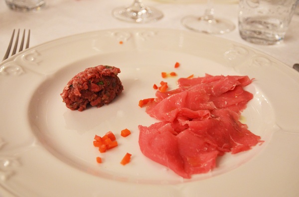 carpaccio del cuore di filetto con sale maldon e particella 34 Pianogrillo e tartare di testa e coda