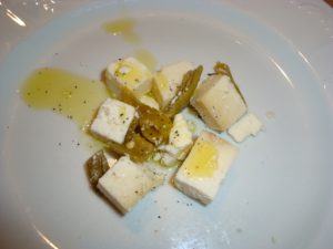Salva Cremasco di Tazzi stagionato da 100 giorni. con le tighe di peperone verde, pepe nero ed extravergine dell'azienda Gamberoni di Pove (Vi)