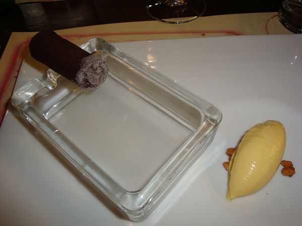 sigaro di cioccolato con gelato al rhum e fumo di Montecristo