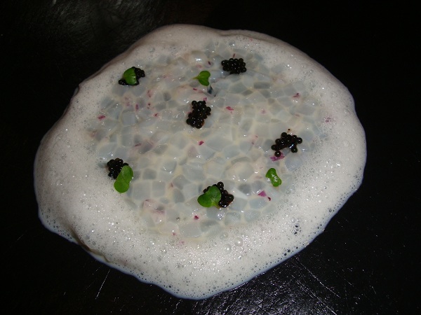 tartare di calamari crudi con caviale e spuma di mare tartare di calamari crudi con caviale e spuma di mare