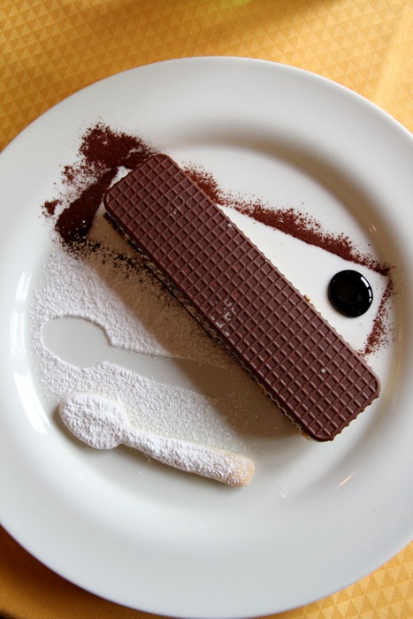 ianduiotto con semifreddo gianduia, leggero profumo di caffè, liquirizia e cacao ianduiotto con semifreddo gianduia, leggero profumo di caffè, liquirizia e cacao