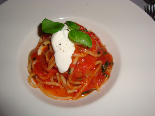 spaghetti artigianali con pomodoro cuore di bue, mozzarella di bufala e basilico