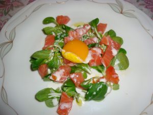 insalata di filetto di salmone Balik con rosso d'uovo crème fraiche