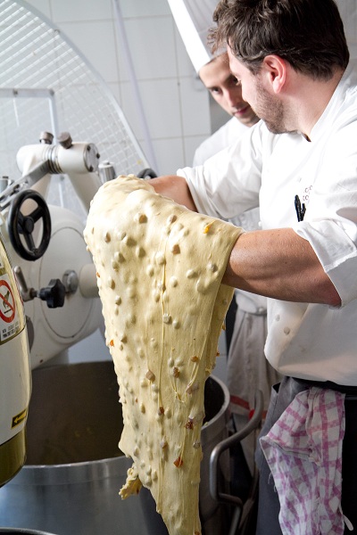 Riccardo Antoniolo lavora il panettone Riccardo Antonio lavora il panettone