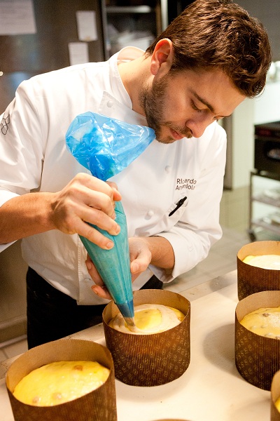 Riccardo Antoniolo prepara il panettone Riccardo Antoniolo prepara il panettone