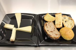 formaggi lombardi e pane di Christian Chiapparoli