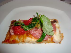 Pizza con salsiccia, parmigiano, pomodoro confit, burrata e alic