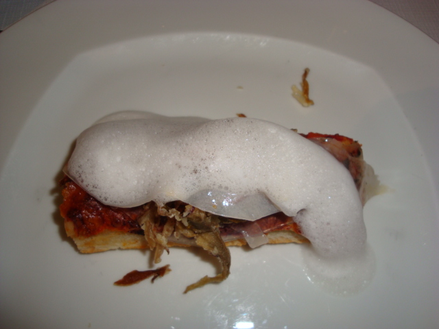 pizza con guanciale, caciocavallo, carciofo e spuma al sentore di parmigiano