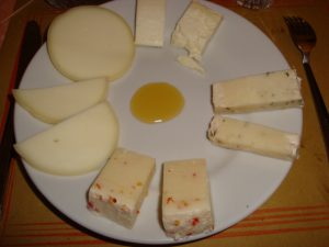 formaggi della scuola casearia Stanga di Pandino con miele di Zipoli