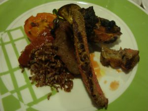 grigliata di carne con riso Ermes, verdure e salsa barbecue