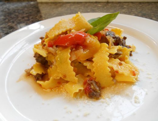 maltagliati di pasta fresca con coda di manzo e peperoni