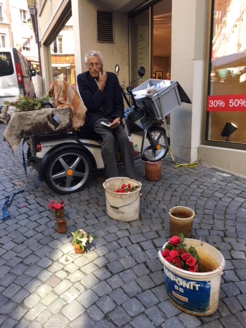 venditore di rose al mercato