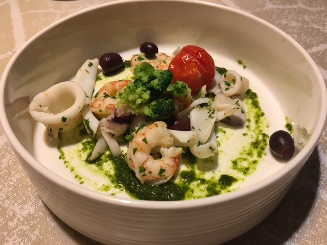 "Viaggiando verso ovest": insalata tiepida di calamari, seppie, gamberi, broccoli al vapore con salsa chimichurry