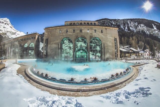 piscina esterna d'inverno photo credit @leukerbad.ch