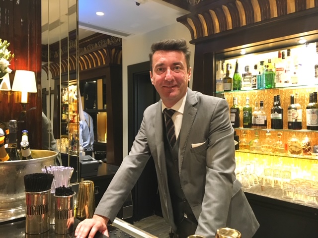 il bartender Emanuele Balestra