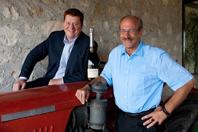 Piermatteo Ghitti (a destra) e Silvano Brescianini (a sinistra) davanti all'ingresso della cantina Barone Pizzini