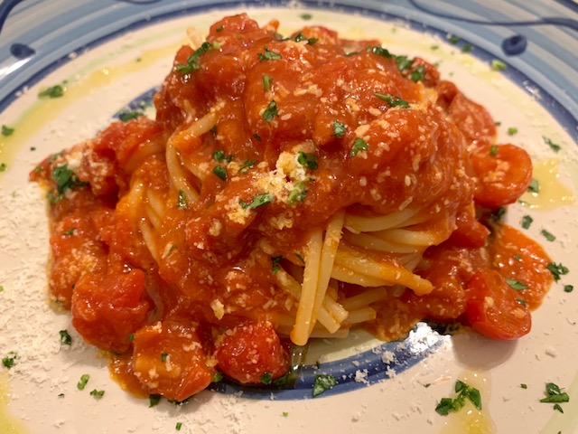 spaghetti ai tre pomodori con sfoglie di Parmigiano - photo credits @isabellaradaelli