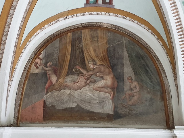 Psiche osserva Amore dormiente; Amore fugge in volo