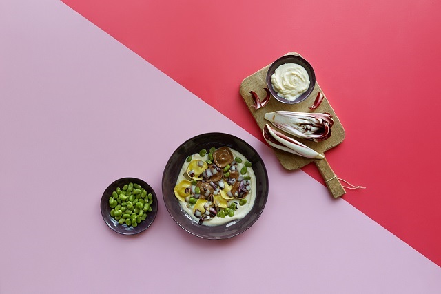 DUETTO OSSOBUCO E RISOTTO ALLO ZAFFERANO CON FONDUTA DI PARMIGIANO, FAVE E RADICCHIO