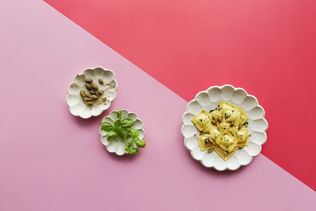 RAVIOLI-AL-BACCALÀ-MANTECATO-CON-FIORI-DI-CAPPERO-E-OLIO-AL BASILICO