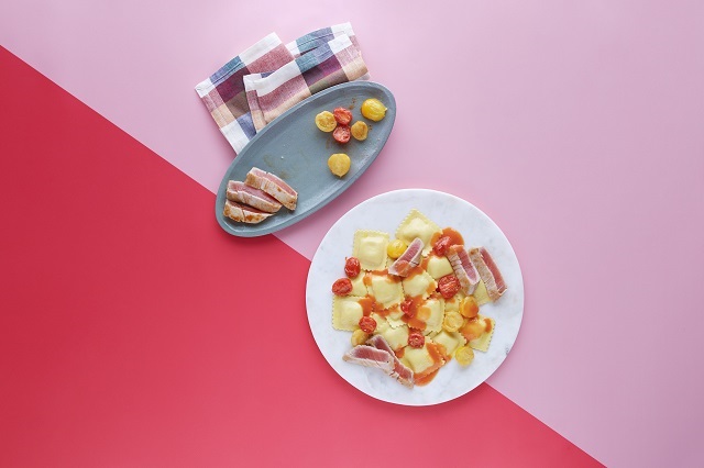 RAVIOLI ALLA NORMA CON TONNO SCOTTATO, POMODORINI SOLEGGIATI GIALLI E ROSSI